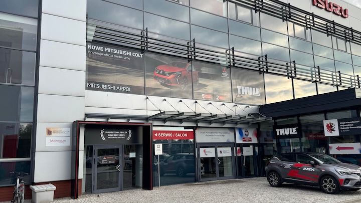 Wejście do budynku Arpol Office przy Szosie Bydgoskiej 52 w Toruniu